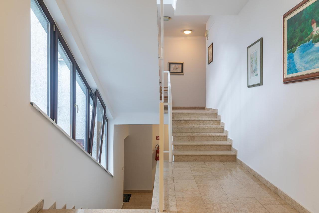 Apartment Little Gallery **** Ровінь Екстер'єр фото